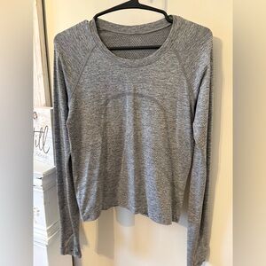 lululemon Swiftly Tech Long Sleeve 2.0 – Slate/White, Waist Length (Size 6)